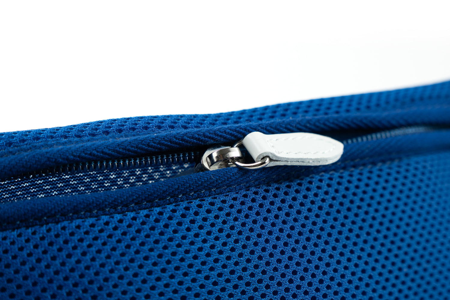 mesh pouch (side logo)